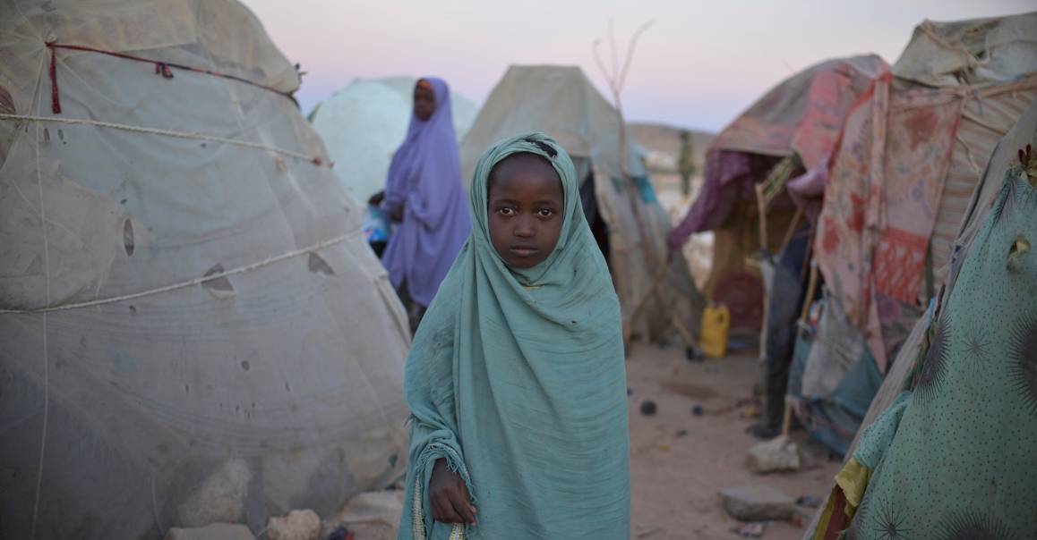 Över två miljoner människor fördrivs internt i Somalia. Detta beror delvis på konflikten mellan myndigheterna och al-Shabaab. Många har även varit tvungna att flytta på grund av översvämning eller torka, till exempel de i lägret på bilden. Foto: FN -foto/Tobin Jones.